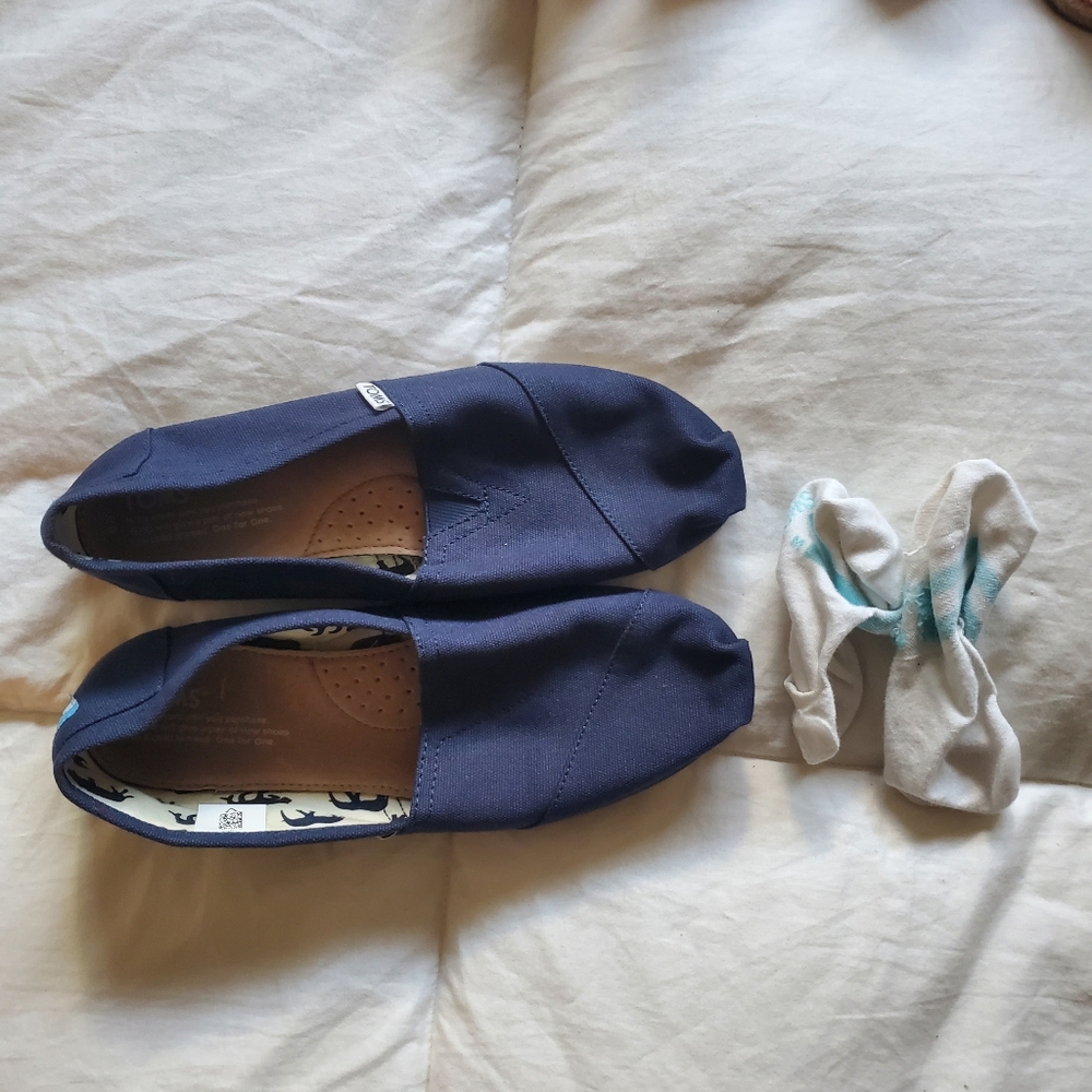 Navy blue women's toms with free socks